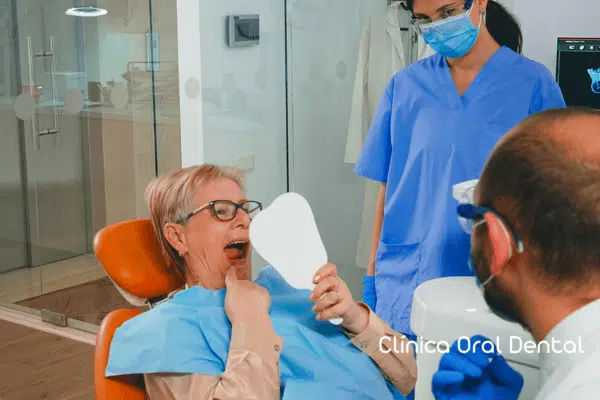 implantes-dentales-seguro-adeslas