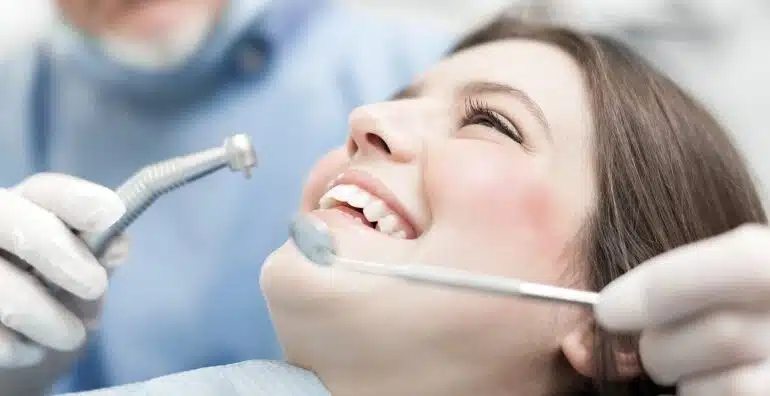 Visita al Dentista-mujer-bella